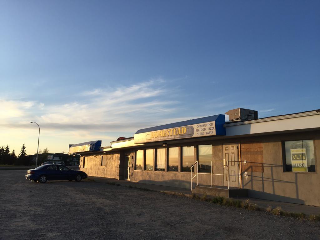 Wakiki Motel & Lounge Meadow Lake Экстерьер фото