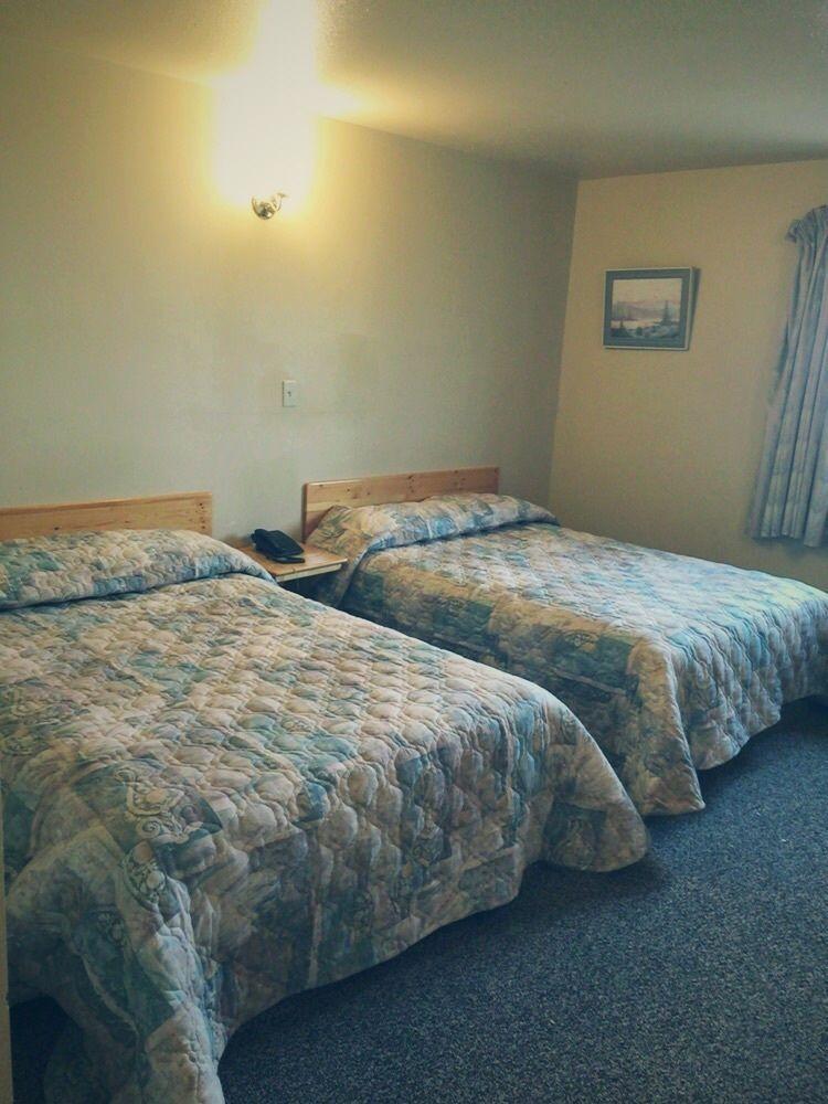 Wakiki Motel & Lounge Meadow Lake Экстерьер фото