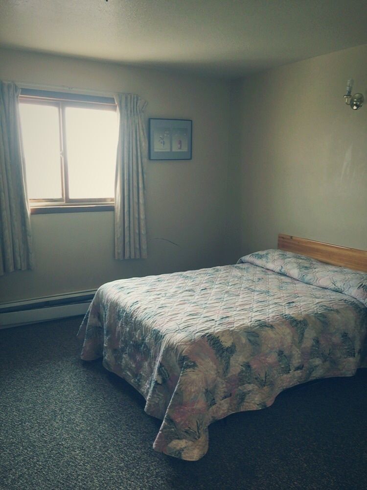 Wakiki Motel & Lounge Meadow Lake Экстерьер фото